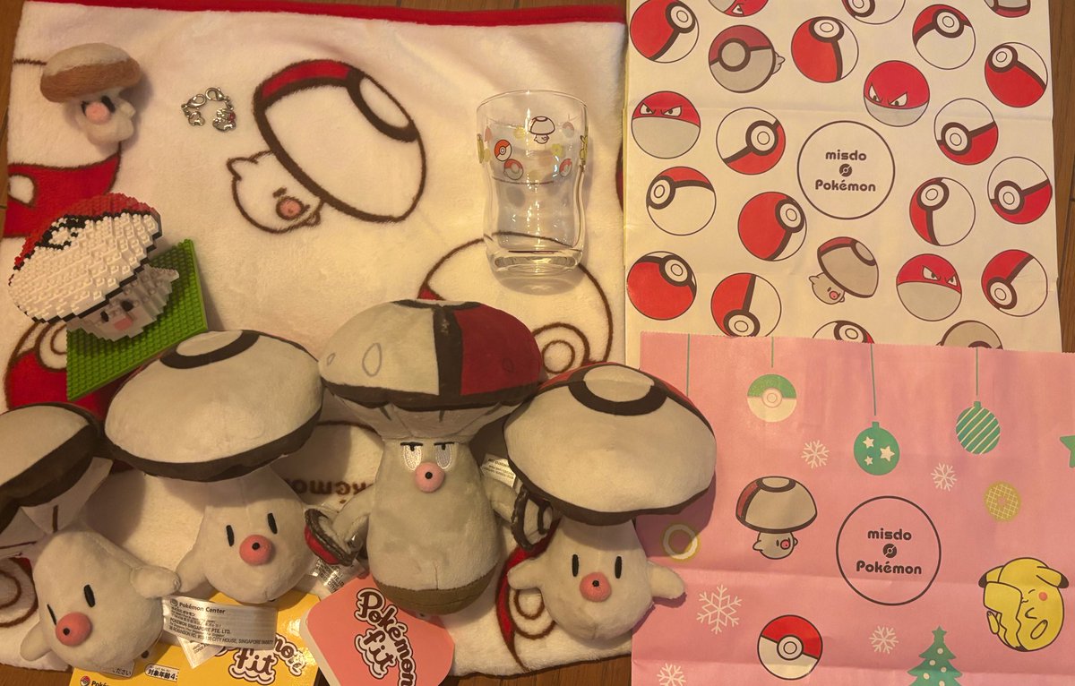 夢みたいです…！ミスドほんとにありがとう…！タマゲタケ大好き、期間いっぱい応援します！！せっかくなので我が家のタマゲタケも集めて写真撮影しました
もう買えたのに予約で追いブランケットしちゃった（使う用と保管用になるね）