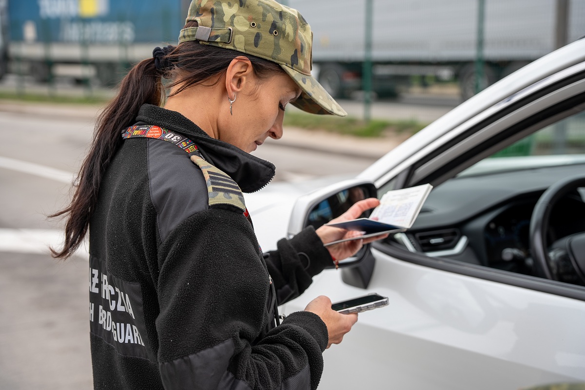 🛂 W placówce <a href="/nadbuzanski_sg/">Nadbużański Oddział Straży Granicznej</a> w miejscowości Hrebenne ruszył nowy system odpraw na granicy Entry/Exit System (EES). Rejestruje on cyfrowo obywateli państw trzecich wjeżdżających i wyjeżdzających ze strefy Schengen. 

🟢 Podczas kontroli granicznej pobierane są dane biometryczne