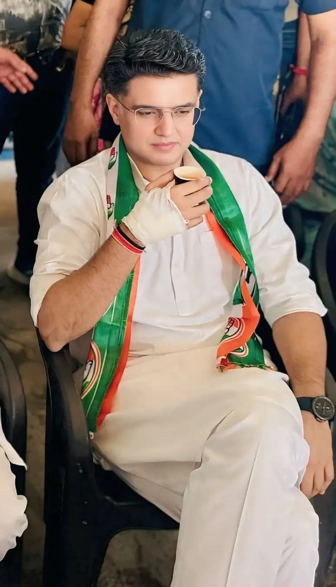 dhanrajbhatimor's tweet image. Pic of the day During anta upchunav 
Tea break @SachinPilot @RahulGandhi