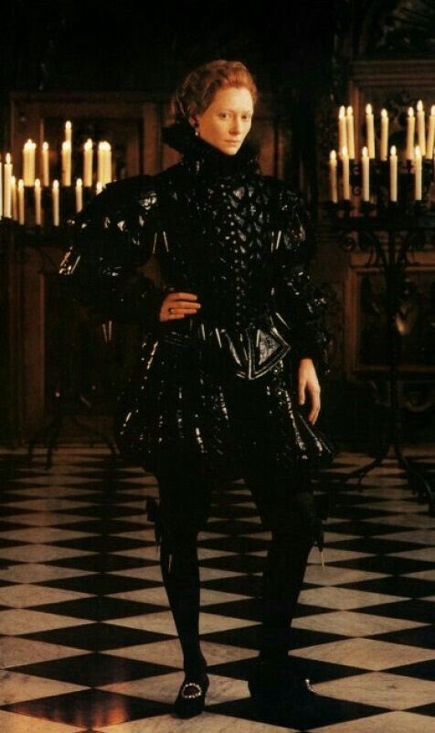 Poelett's tweet image. 今日11月5日は
ティルダ・スウィントンさまと
ちえりすさんのお誕生日
（母と同じ誕生日嬉しい🎂🐿️🕊️⸝⋆⸝⋆）

ティルダさまは学生時代に観た
デレク・ジャーマン映画の
中世絵画から抜け出したような
美しいお姿に一目惚れして以来
ずっと大ファン

おめでとう御座います♥️🕊️

#TildaSwinton
☪︎