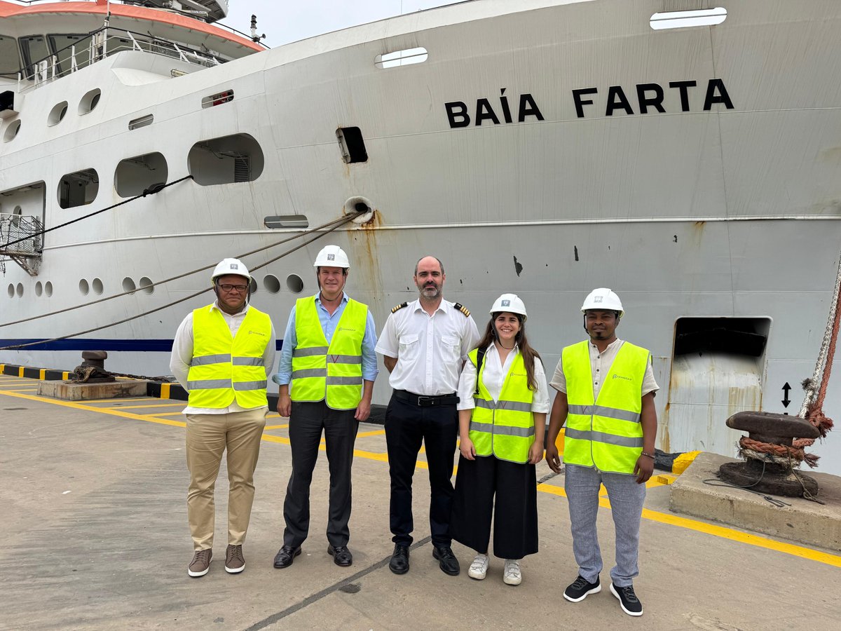 CEPESCA's tweet image. Coincidiendo con participación en Conferencia Internacional #Pesca y Acuicultura Sostenible #CIPAS 2025 en #Luanda, nuestro secretario gral, Javier Garat, visita el buque🚢de #investigación pesquera y oceanográfica de #Angola 'Baia Farta' con su capitán, el portugués Alfredo Vila