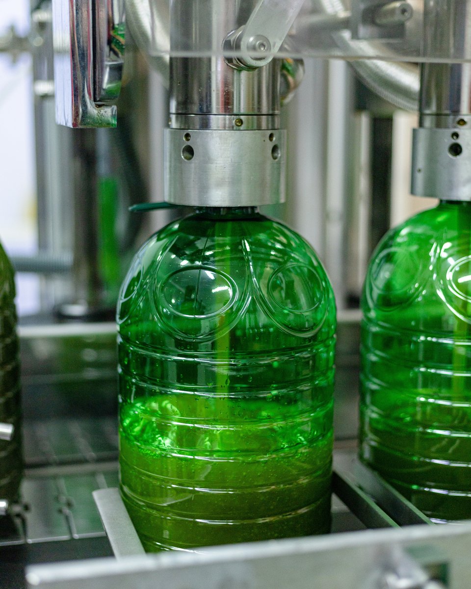 Encara pots gaudir de l’Oli del Raig d’Olis Solé, acabat de premsar. 💛

Un oli d’oliva verge extra sense filtrar, intens i aromàtic, que conserva totes les propietats i sabors de l’oliva acabada de collir.