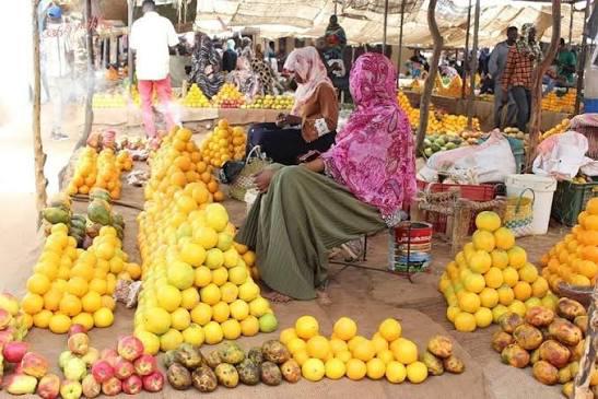 عودة الحياة إلى #مدينة_الفاشر 
المحال التجارية تعود للعمل، والمواطنون يمارسون أعمالهم كالمعتاد. الحمد لله على نعمة الأمن والاستقرار 

#_عودة_الحياة_للفاشر