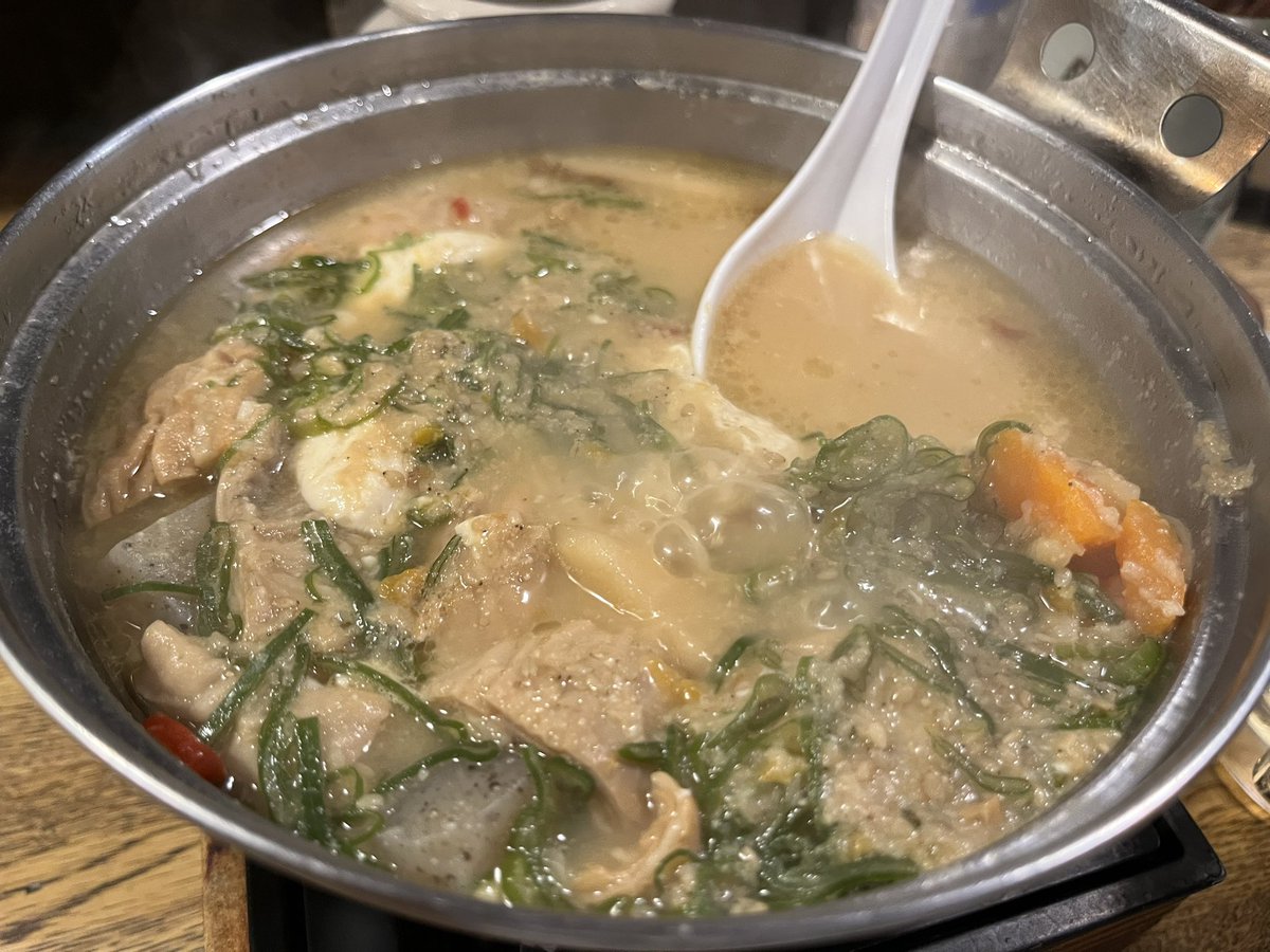 やきとりの一平にて🍖
もつ鍋(2〜3人前)を両隣の方々にお裾分けしたところ、右隣は愛媛から船乗りの仕事、左隣は広島から夫婦で旅行に来たという珍並！笑
それぞれの地方トークなどを交えながら楽しい夜飯になりました🍚
焼き鳥もすこぶる美味く、ど平日でも開店後から満席なことに納得！ごちでした🙏