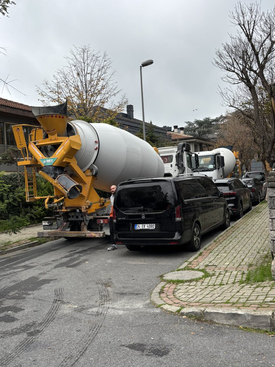 ConceptLanguage's tweet photo. @BesiktasCozum Etiler Mahallesi Seher Yıldızı Sokak ve Akgören Sokak’taki beton kamyonu işgalinden haberiniz var mı? Trafik kilit, her yer çamur, tozdan nefes alınamıyor, ve gürültüsü çabası.izin aldılar mı, kimden? https://t.co/E41RQdVjWW