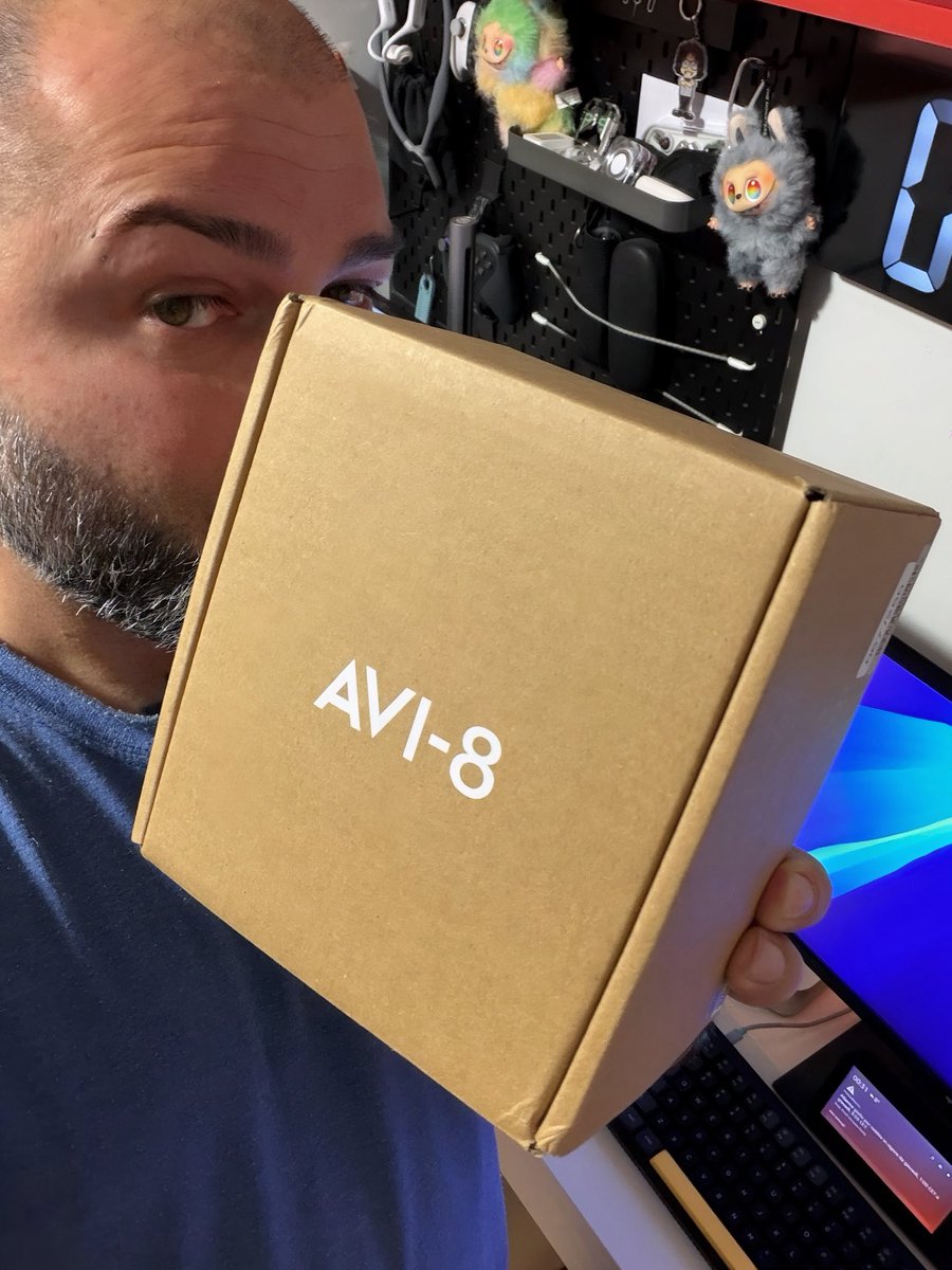 MikyAncona's tweet image. Cosa ci ha inviato AVI-8? 👀
Un brand che unisce stile, storia aeronautica e dettagli premium… e qui dentro c’è qualcosa che farà impazzire gli appassionati di orologi 🤌✈️
Restate sintonizzati perché lo scopriremo insieme! ⏱️🔥
#mikyancona #mikyanconatech #avi8