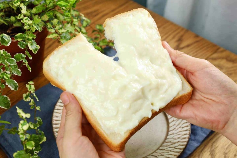 みなさん…食パンにたっぷりのミルククリームをのせて食べる福島のソウルフード「クリームボックス」をご存じでしょうか…。牛乳・練乳・薄力粉を混ぜてレンチンすると、ご自宅でもきっと再現できます…。コク旨ですが甘すぎず、あっさり食べられます…。詳しい分量や作り方はリプライ欄の