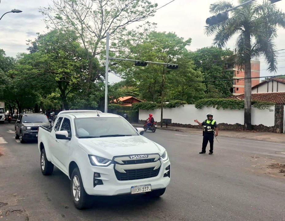 🚨 AHORA 🚨
​Agentes de la PMT dirigen el tránsito sobre la Avda. República Argentina y De Las Palmeras. El semáforo está fuera de servicio por corte de energía eléctrica.
​🛣️ ¡Respetemos las indicaciones para evitar congestiones!