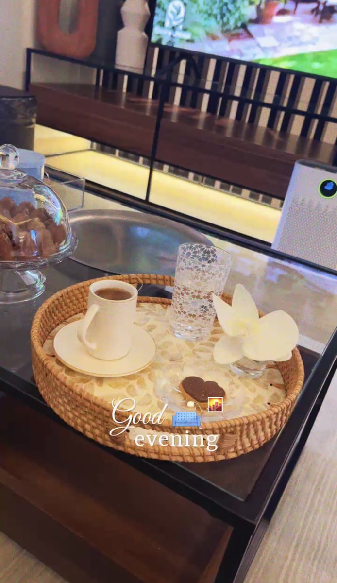 الجميع يحبك حين 
"تبتلع كل شيء بصمت
وتكون متاحاً دائماً
لتقديم الخدمة.."

لكن عندما تبدأ 
"بوضع حدود
  وتقول لا
وتحمل الأخرين
  مسؤلية أفعالهم.."

فجأه تتحول في 
نظرهم إلى
"الشخص الصعب"

#يسعد_مساكم