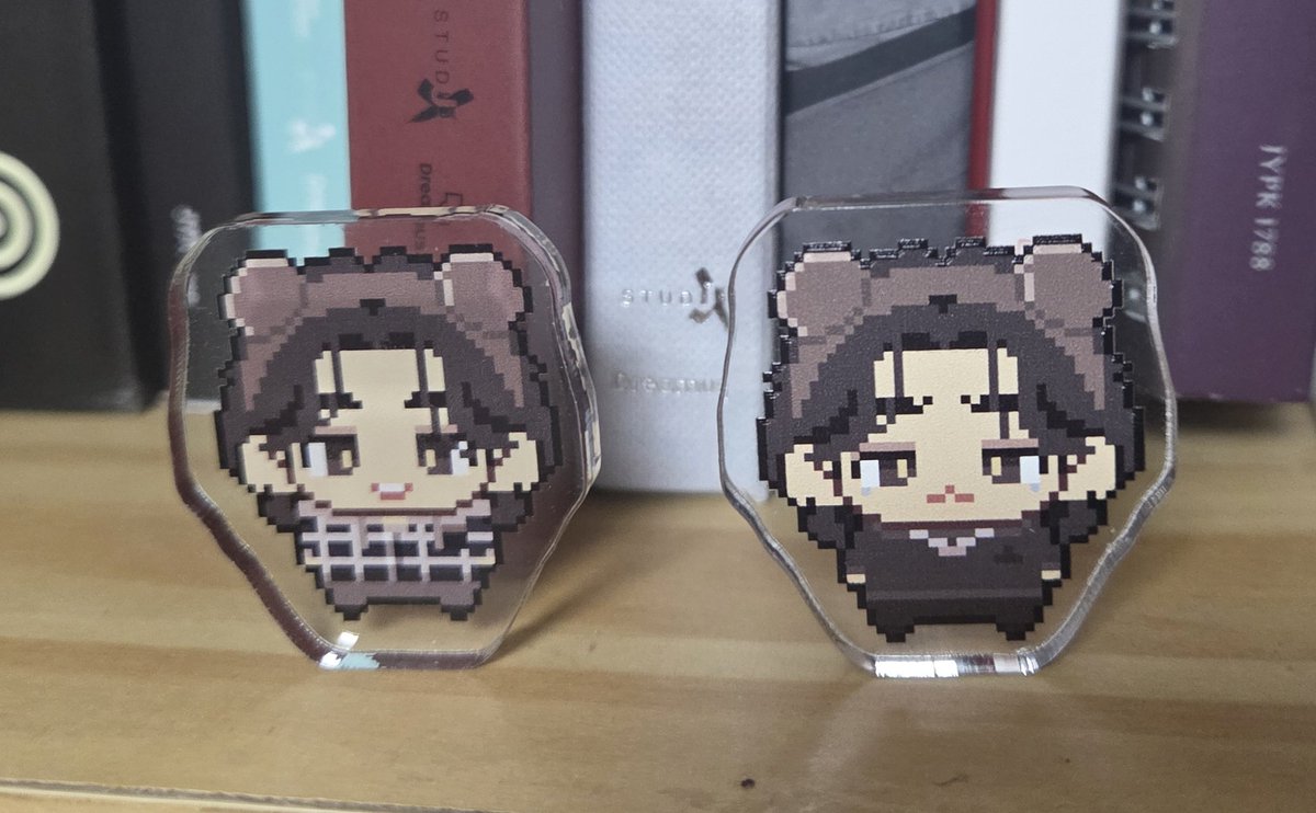 30 1주년 기념으로 파본대비로 뽑아 둔 여분 나눔 합니다.(보호필름 제거된 상태)
RT추첨 한분께 떵딙 아크릴 블럭 보내드려용~🐻👍 
추첨은 낼 성진시에~~