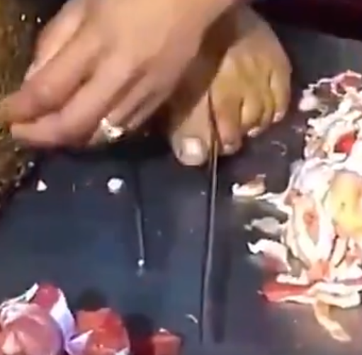 rucrias's tweet photo. @HiaiGekiko He clamped the knife with his toe, but that's it. Eww. https://t.co/wCJKz4DIkA