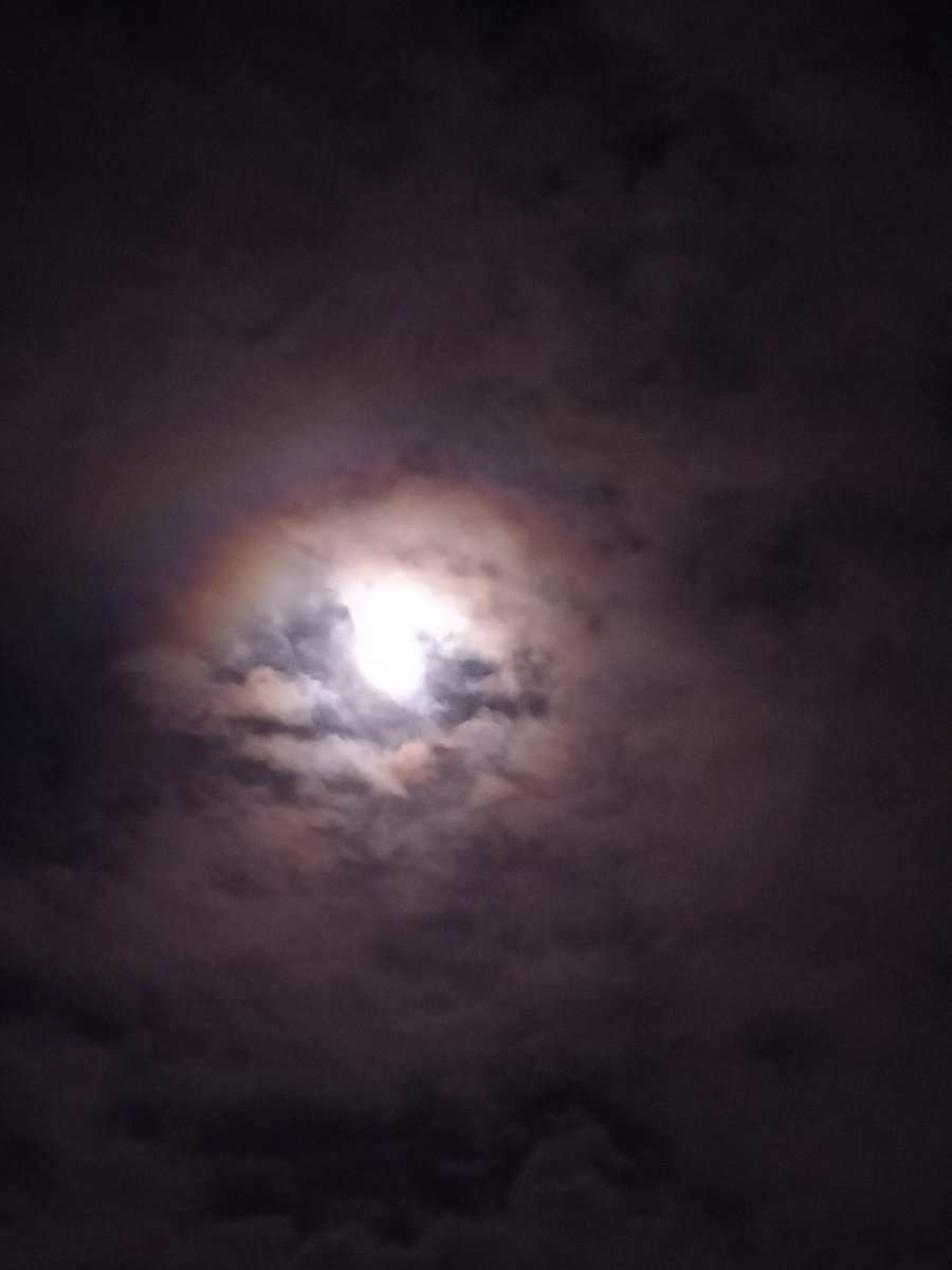 NjXFI343s9SzE3d's tweet image. スーパームーン見れないと
聞いていたのですが
見ることが出来て嬉しいです。
しかも、二重の虹のような
ものも見えます。
良いことがありますように
#HSP
#HSS型HSP