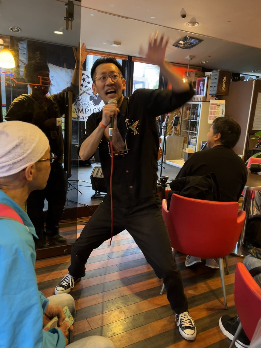 tomoRaspberry's tweet photo. 余韻に浸りながらハイボールを飲んで
タイテを見ると…

クロスロードで、ちょ〜面白かった
Ride A Blindsさんが観れるじゃないかー！
飲んでる場合やない！と急いで
cafe  ARBへと向かうが
少ししか観れなかったー😭

#タタマタクchampionscarnival
#cafeARB
#RideABlinds
#チャンカー米沢大会 https://t.co/rGMgUKUuM7