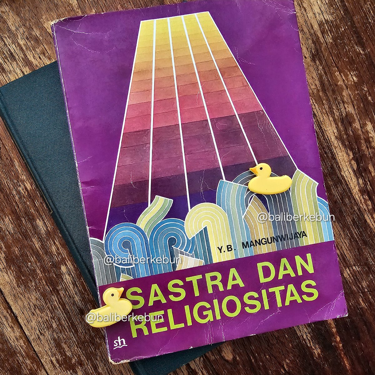 unsolved_riddle's tweet image. dalam Sastra dan Religiositas, Y.B. Mangunwijaya mengamati bahwa pahlawan-pahlawan roman Steinbeck umumnya orang-orang kecil, kaum jelata, bahkan mereka yang berasal kaum dunia gelap ... 

Romo Mangun menilai, Steinbeck menulis  seolah-olah bukan sebagai orang Amerika,