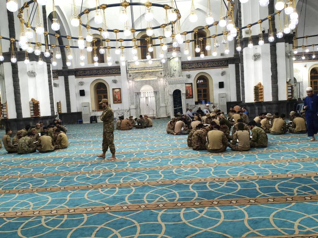 mahfildijital's tweet photo. 📍 Suriye ordusuna bağlı askerler, Halid bin Velid Camii’nde sabah namazının ardından ders halkası düzenliyor. https://t.co/13tCbg60JP