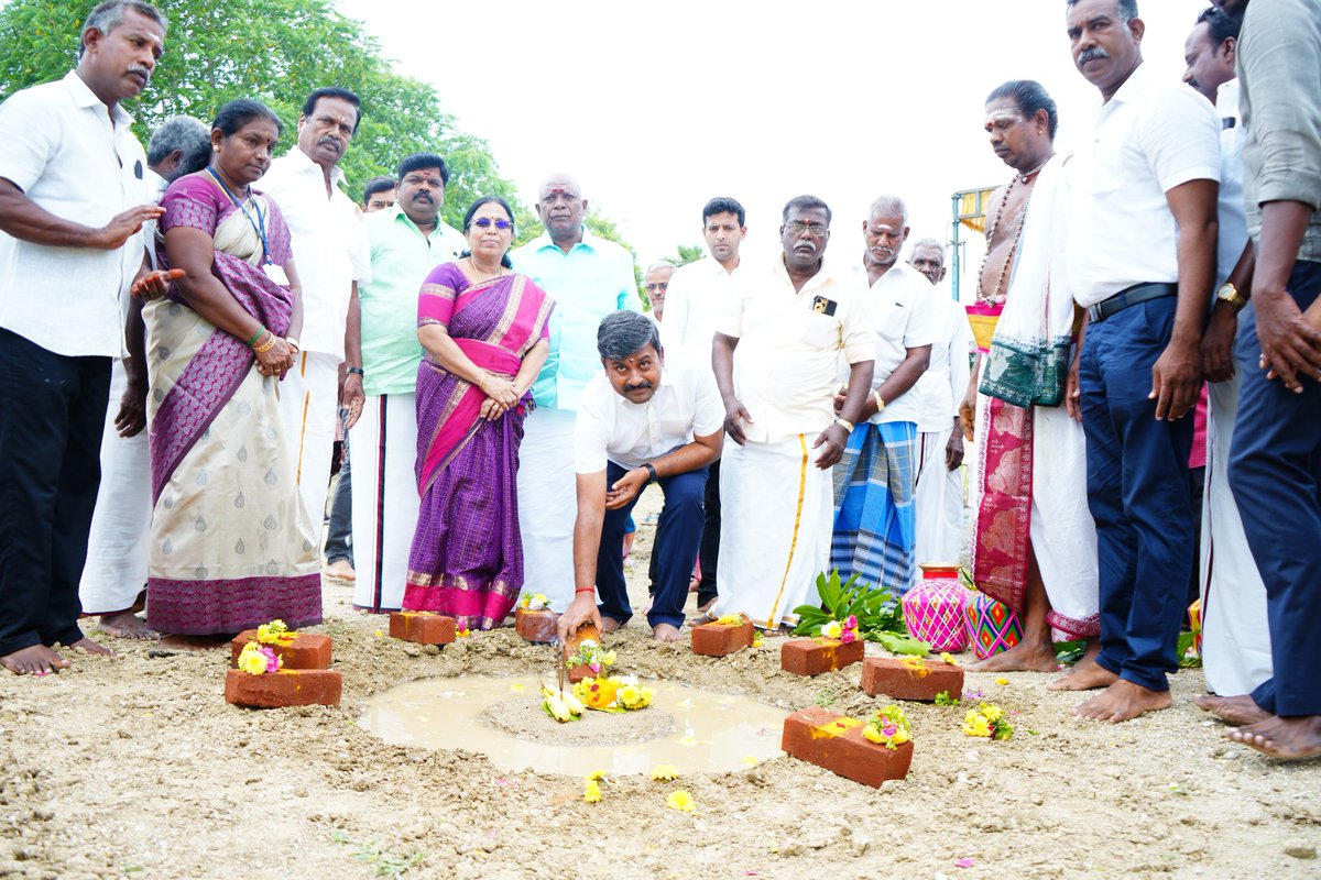 இன்று (5/11/2025) பெரம்பலூர் நாடாளுமன்ற தொகுதிக்கு உட்பட்ட புள்ளம்பாடி ஒன்றியம் காணக்கிய நல்லூர் ஊராட்சியில் உள்ள தொடக்க வேளாண்மை கூட்டுறவு கடன் சங்கத்தில், ரூபாய் 34 லட்சம் மதிப்பீட்டில் உரக்கிடங்கு கட்டுவதற்கான பணியினை அடிக்கல் நாட்டி  துவக்கி வைத்தோம்.

இந்நிகழ்வில், லால்குடி