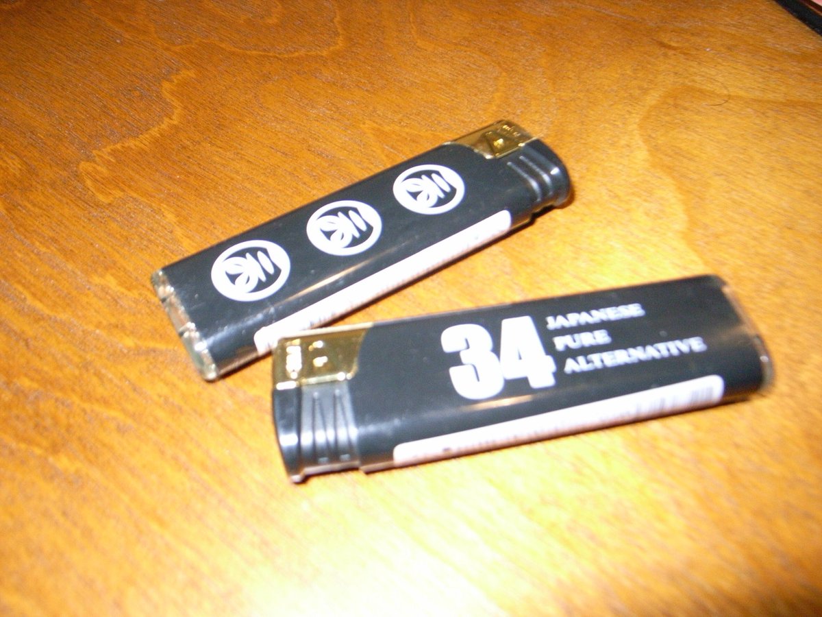 34_sanjushi's tweet image. 【NEW GOODS】
11/8(土)より会場限定でCD、Tシャツ(M、XL)、ステッカーセット(3枚入)、ライターの販売を開始いたします。
CDは先日解禁した「瑪瑙の釣り針」と未発表の「smudge season」の2曲入シングル(100枚限定)と、売り切れていた『眉唾物』が追加となります。