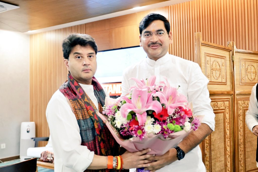 आज नई दिल्ली में आदरणीय श्रीमंत ज्योतिरादित्य सिंधिया जी से भेंट कर उनका आशीर्वाद प्राप्त किया।
उनकी दूरदर्शिता एवं सारगर्भित नेतृत्व सदैव प्रेरणा प्रदान करता है।
🙏✨