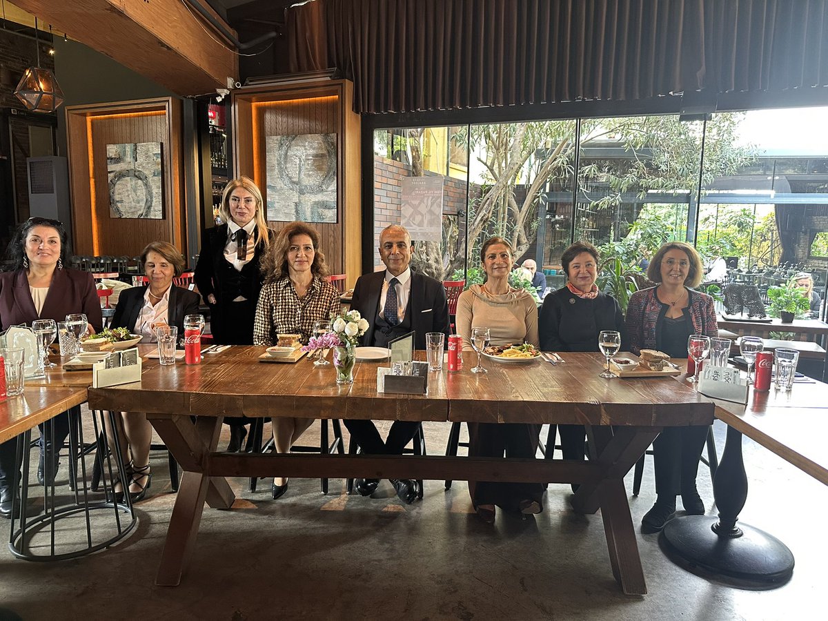 İl Müdürlüğümüzde görevli avukatlarımızdan emekliliğe ayrılanlar ile bir araya gelerek plaket takdim ettik. Kendilerine verdikleri hizmetler için teşekkür ediyor sağlıklı ve huzurlu bir emeklilik hayatı diliyorum.