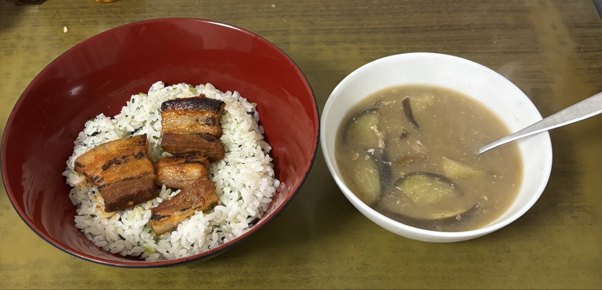 名古屋新栄DAONGANでアフリカ！
週末の土曜日に新栄にあるフィリピンスーパーDAONGANへ。トロピカルフルーツやフィリピンバーベキューが人気です。フィリピンバーベキューは甘じょっぱいご飯の進む味付け。
フィリピン料理はご飯と合わせて食べるので、おかずとしてご飯に合う料理が多いのが魅力的！