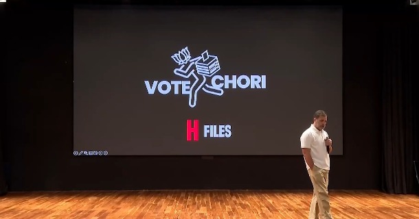 🗳️ Breaking News | राहुल गांधी का बड़ा बयान

नेता प्रतिपक्ष राहुल गांधी ने आज प्रेस कॉन्फ्रेंस में हरियाणा विधानसभा चुनाव पर गंभीर सवाल उठाए।
उन्होंने कहा — “मतदाता सूची में भारी गड़बड़ी और चुनावी प्रक्रिया में धांधली चल रही है।”

राहुल का आरोप है कि बीजेपी सरकार जनादेश चुराने की