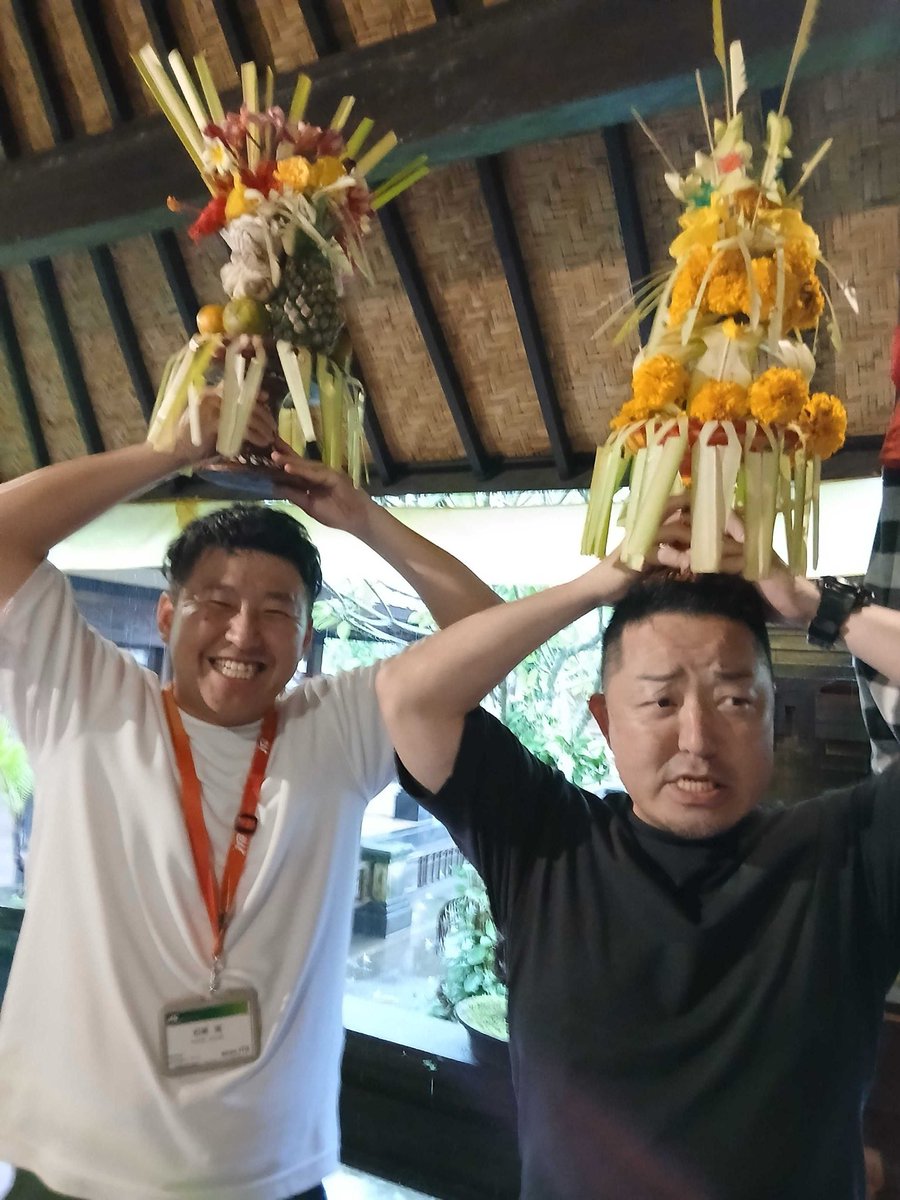 【グリーンスクール研修2日目❺】

バリ島の伝統文化を学んでいます👀🇮🇩

神様にお供えを作り、頭に乗せて寺院運んでいきます✨