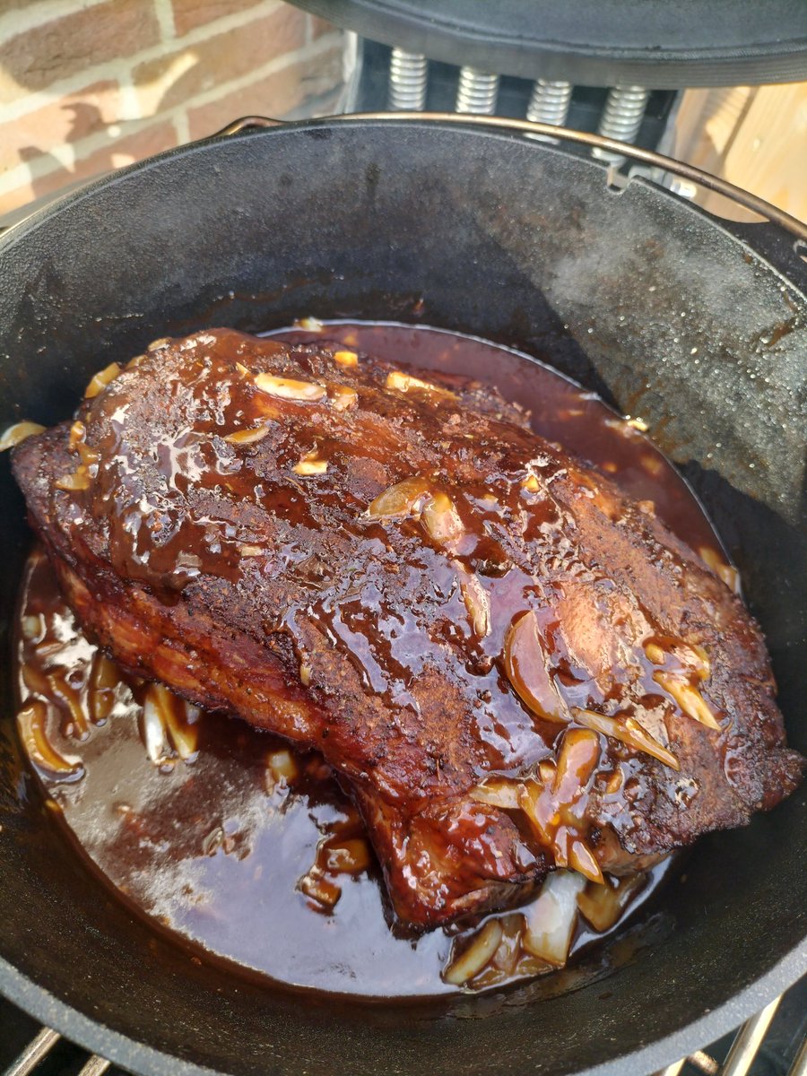 Pulled pork vanavond. 2 1/2 uur gerookt. 3 uurtjes in de Dutch oven. Smullen maar.