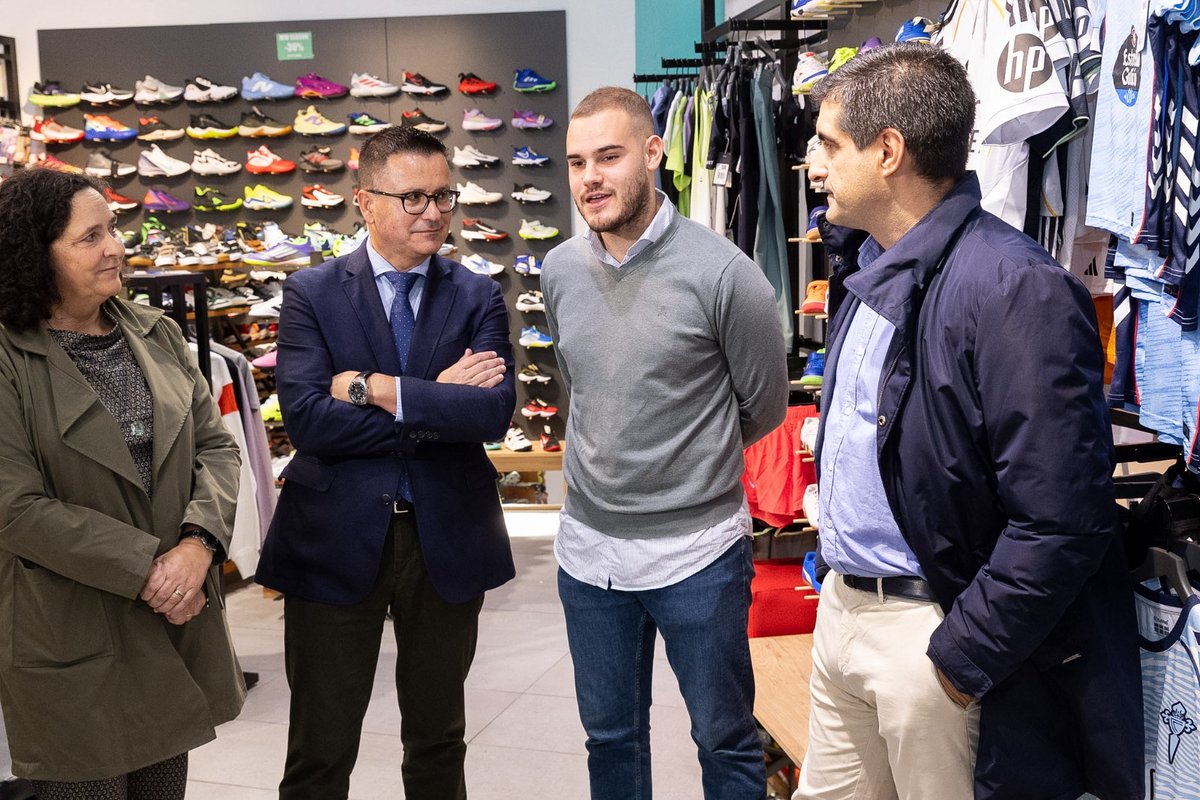 JoseGonVaz's tweet photo. Nesta nova edición dos #BonosActivaComercio destacamos a súa acollida con máis de 620.000 euros mobilizados nos comercios adheridos no arranque da campaña.

Co gallo desta iniciativa, visitamos hoxe en Santiago os establecementos comerciais @deportescaneda e @JoyeriaRegueira https://t.co/1v8HbnvcmR
