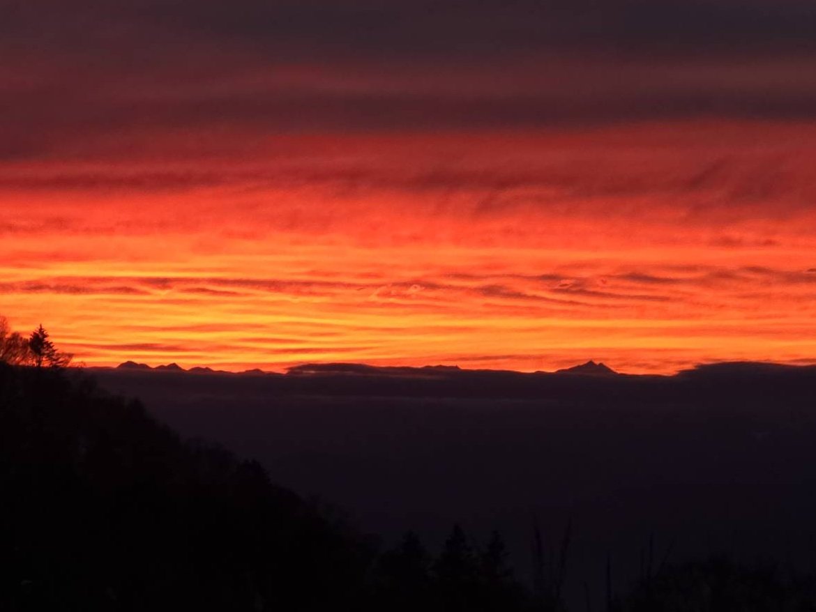 1枚目は夕方の湯田中駅から高社山。 今日はこのあと真っ赤な夕焼けが見