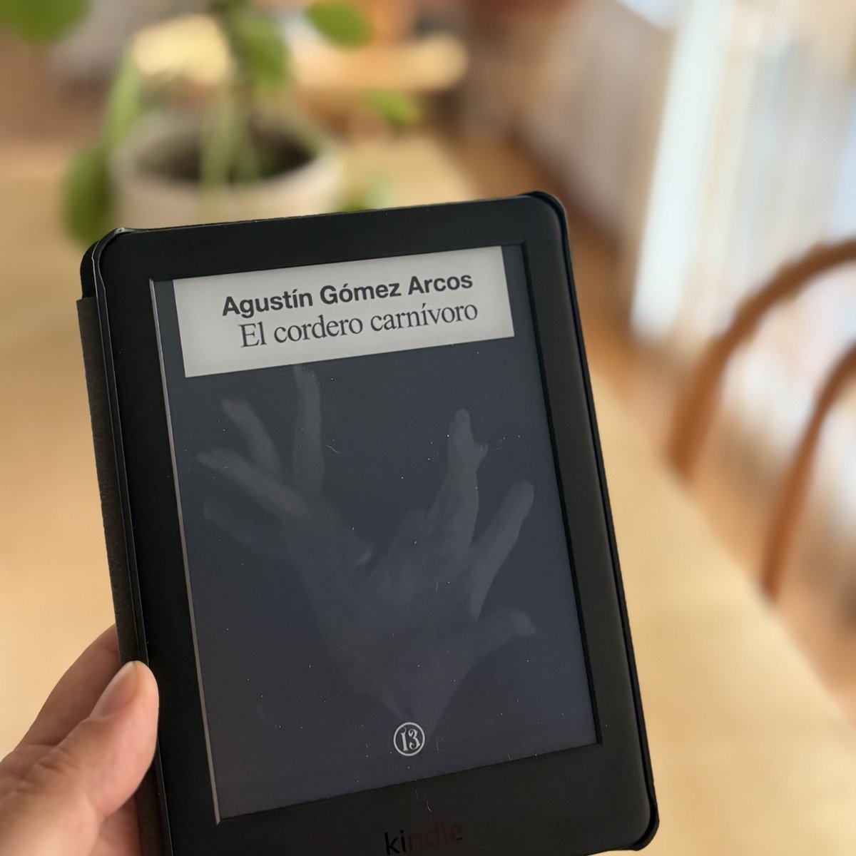 Hace mucho (muchísimo) que una novela no me daba semejante patada al pecho. Es brutal. Es heroica. Es monstruosa. Querría resetear el cerebro para leerla de nuevo por primera vez.