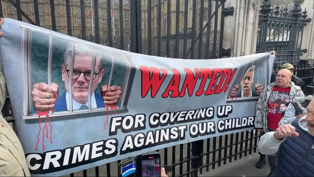 BROKENBRITAIN0's tweet image. 🚨 A HUGE BANNER WITH KEIR STARMER AND SADIQ KHAN HAS BEEN ERECTED OUTSIDE PARLIMENT❗️

&apos;WANTED FOR COVERING UP CRIMES AGAINST OUR CHILDREN&apos; ⚠️ 

THE BRITISH PEOPLE DEMAND STARMER AND KHAN&apos;S RESIGNATION 🇬🇧