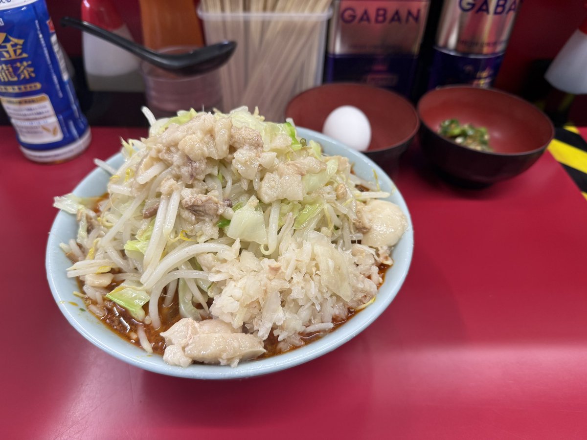 Menx2Ra's tweet photo. ラーメン二郎中山駅前店さんで、小ラーメン豚2枚、灼熱ラーメンツナたまFIRE FIRE、生卵、Mr.オクラ、ヤサイアブラいただきました。ノーマルより辛いけど、喉が咽せる程ではない旨辛でした。豚も辛めのスープに合うし、途中からオクラと卵インして、最高でした。また行きたいなぁ。ご馳走様でした。 https://t.co/FPb8j1GTLj