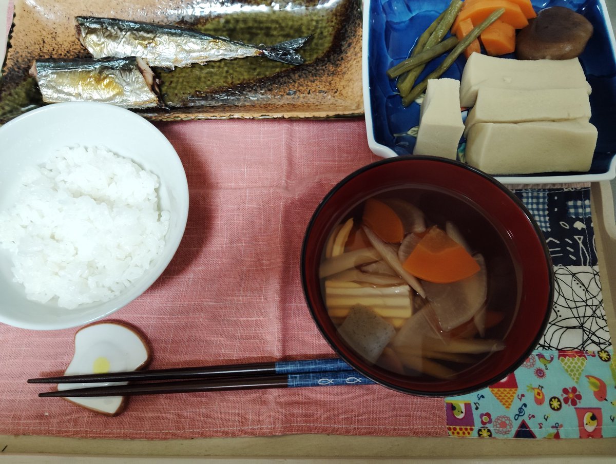 昨日の夕食はチーズトンカツと春雨サラダというガッツリ系、今日はさんま、高野豆腐の炊合せ、けんちん汁という純和食。
体調不良時の二晩連続夜勤はハードです。