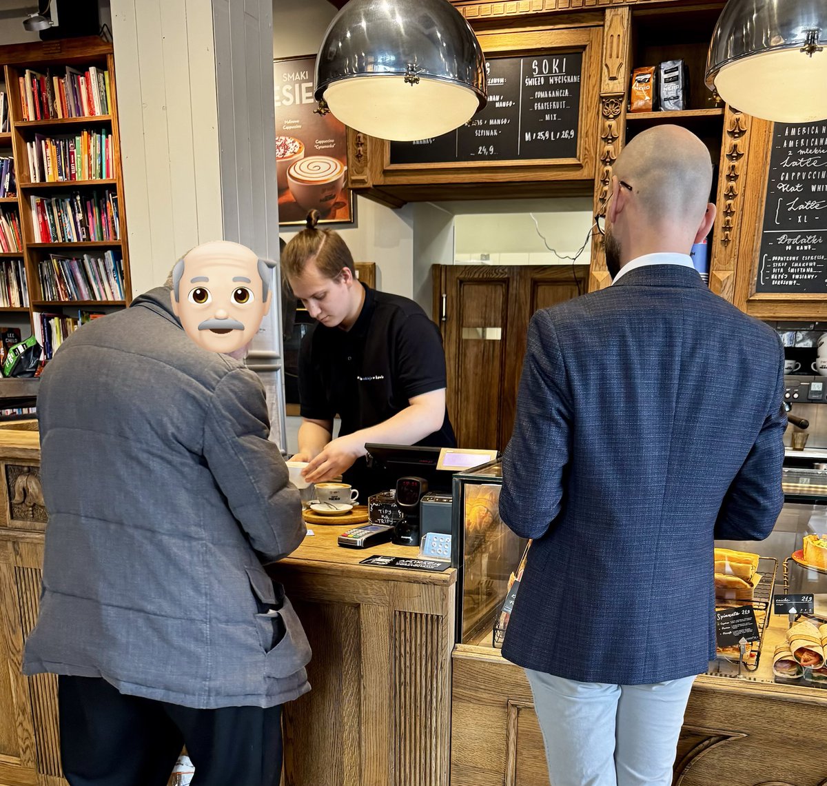 jakubtepper's tweet image. Nie wiem kim jest zadbany jegomość z prawej, ale otrzymuje dzisiejszy order gigachada.

Zauważył starszego, schorowanego pana z lewej gdy ten chciał zapłacić drobniakami z woreczka foliowego za espresso. Zainteresował się, odezwał, zapytał, czy pan nie zjadłbym czegoś. Zapłacił…