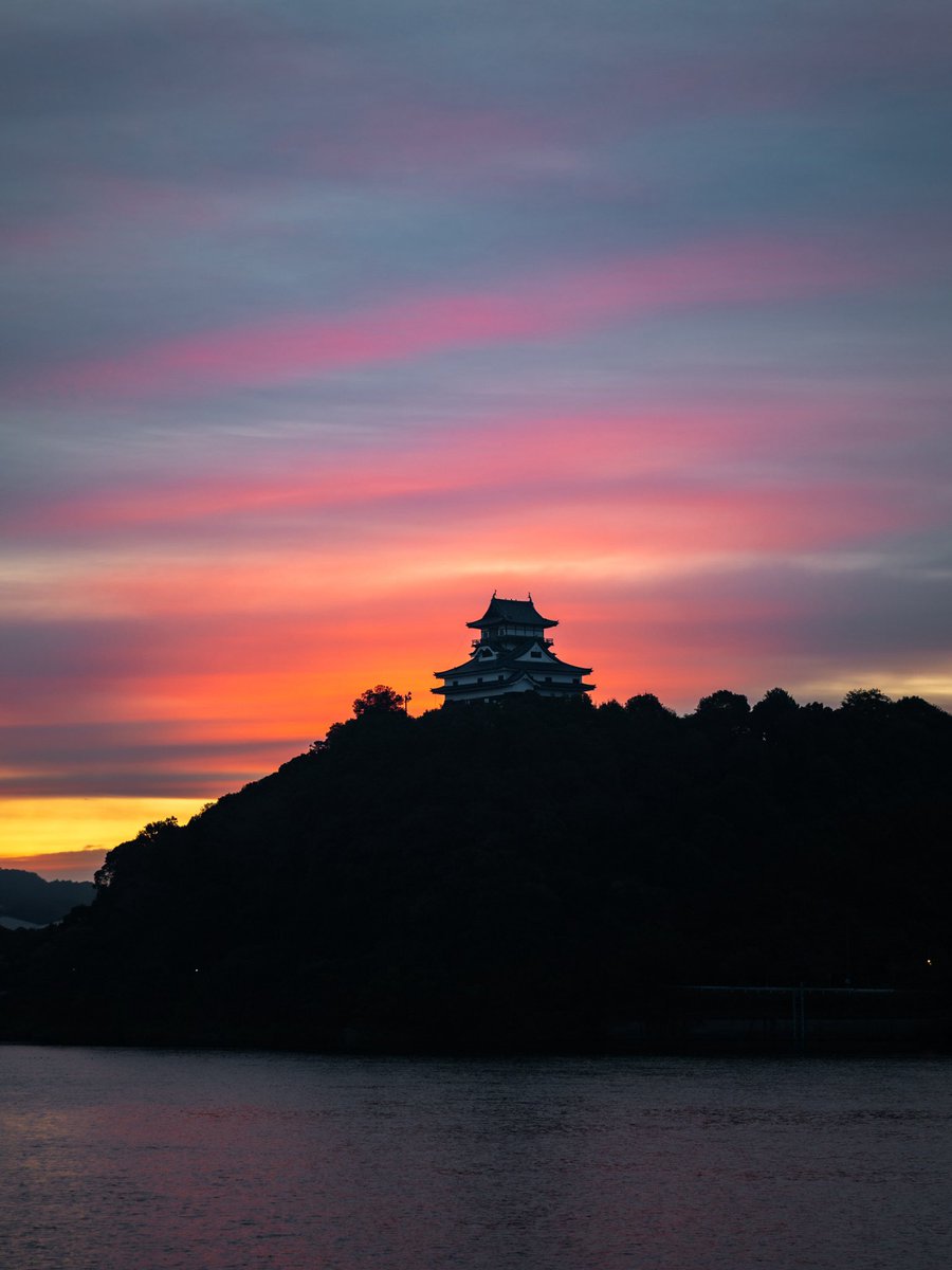 犬山城、黎明のシルエット

まだ朝の静寂が残る時間。茜色のグラデーションが広がる空の下、犬山城はゆっくりと朝を待っているようでした。水面に映るほのかな光も美しい、特別な朝の景色。 
#犬山城 #nikoncreators_2025discovery