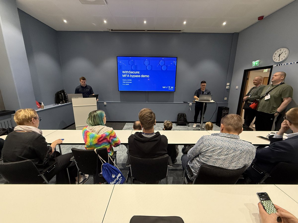 petterij's tweet image. Tupa täynnä. Viimeiset istuvat lattialla, osa jäi ulkopuolellekin. #MFA @WithSecure #cybersecuritynordic