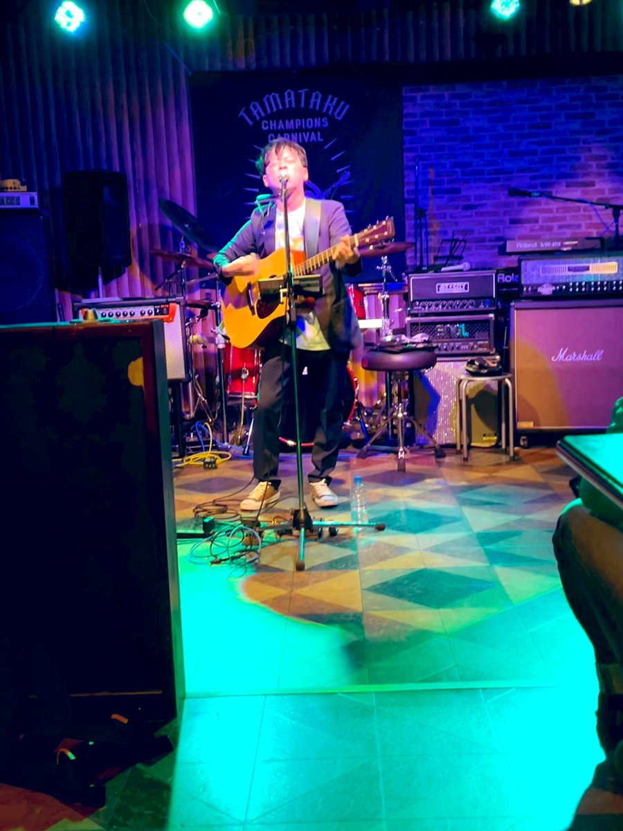 tomoRaspberry's tweet photo. Billy's BARへ移動🏃♀️
和製ケビンさん❣️
すごい✨
いつにも増して熱が入ってる感じがした✨
終わってからもすぐにセトリを書いてくれて優しいケビンさん💓
#タマタクchampionscarnival
#和製ケビン
#BillysBAR
#チャンカー米沢大会 https://t.co/KTfu425YQm