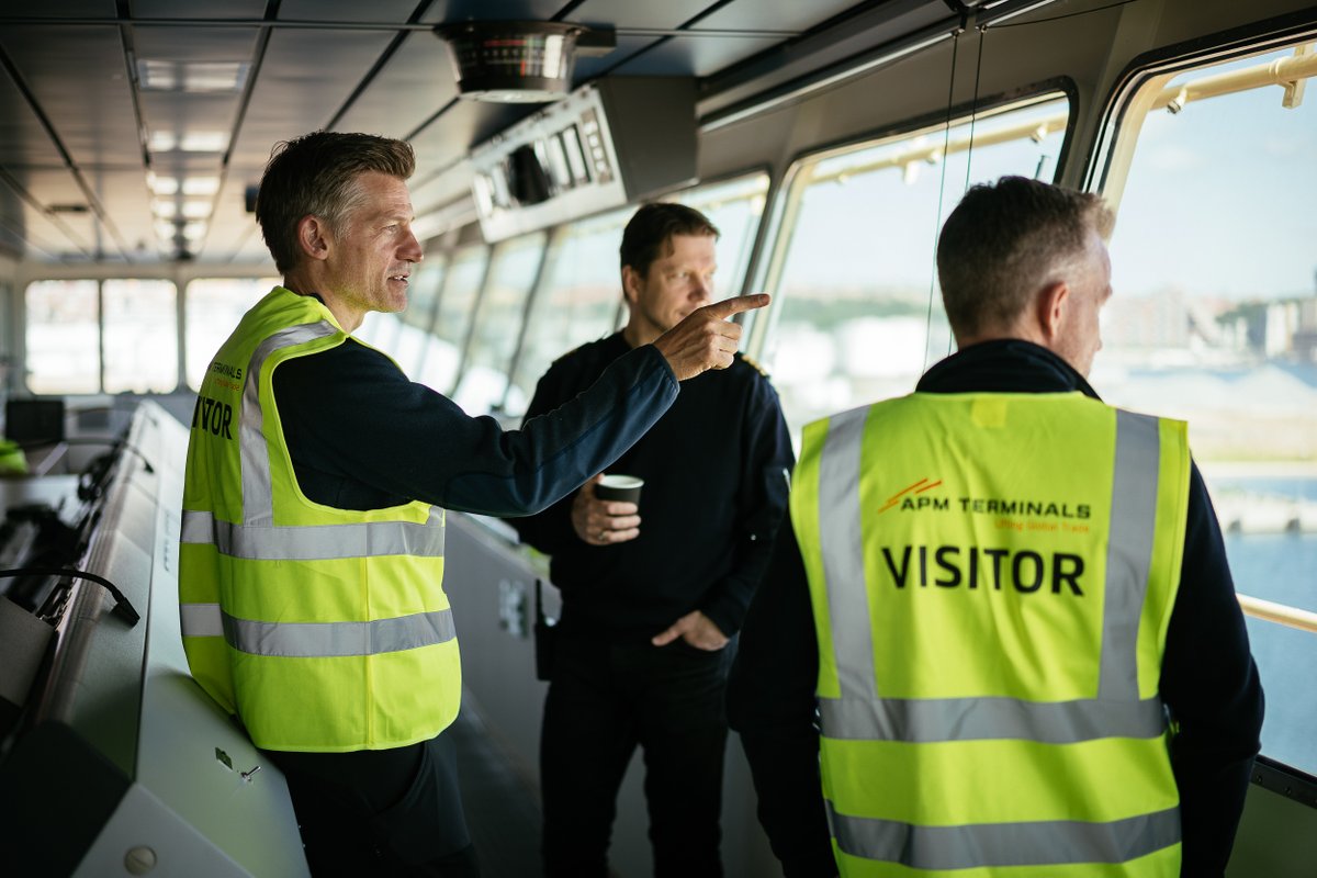 Maersk's tweet image. Proud to see Laura Mærsk, the world’s first methanol powered container vessel, featured in An Optimist’s Guide to the Planet with Nikolaj Coster-Waldau 💚 Watch tonight, 10 PM ET on @bbgoriginals TV 👉spkl.io/6013AwYO5
#Maersk #Bloomberg #AnOptimistsGuideToThePlanet