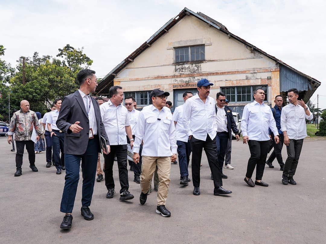 Setiap jengkal aset negara harus kembali untuk rakyat.

Hari ini di Laswi Heritage, Bandung, kami meninjau langsung aset negara yang akan disulap menjadi ruang tumbuh UMKM dan Ekraf. 

Bersama Menteri UMKM Maman Abdurrahman, Dirut PT KAI , dan Direktur WIKA Realty , kami sepakat