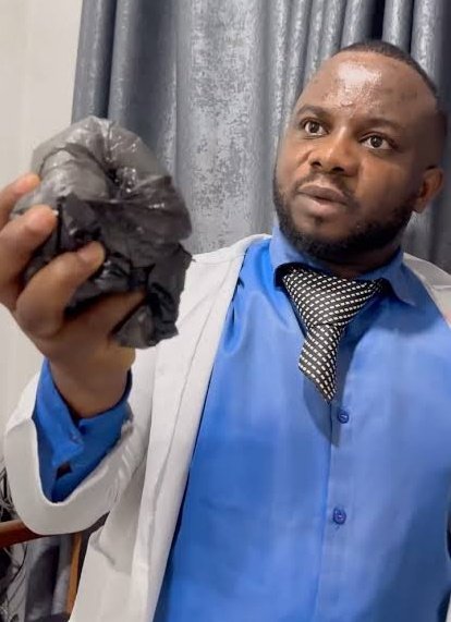 nard_nigeria's tweet photo. Hello NARDites, let's play a game,
Repost this with a picture and a nice  caption with the hastag #istandwithnardstrike
Ours: "Any doctor that can't foot his/her bills is a patient."
Let's go! https://t.co/BKvtaRGe78