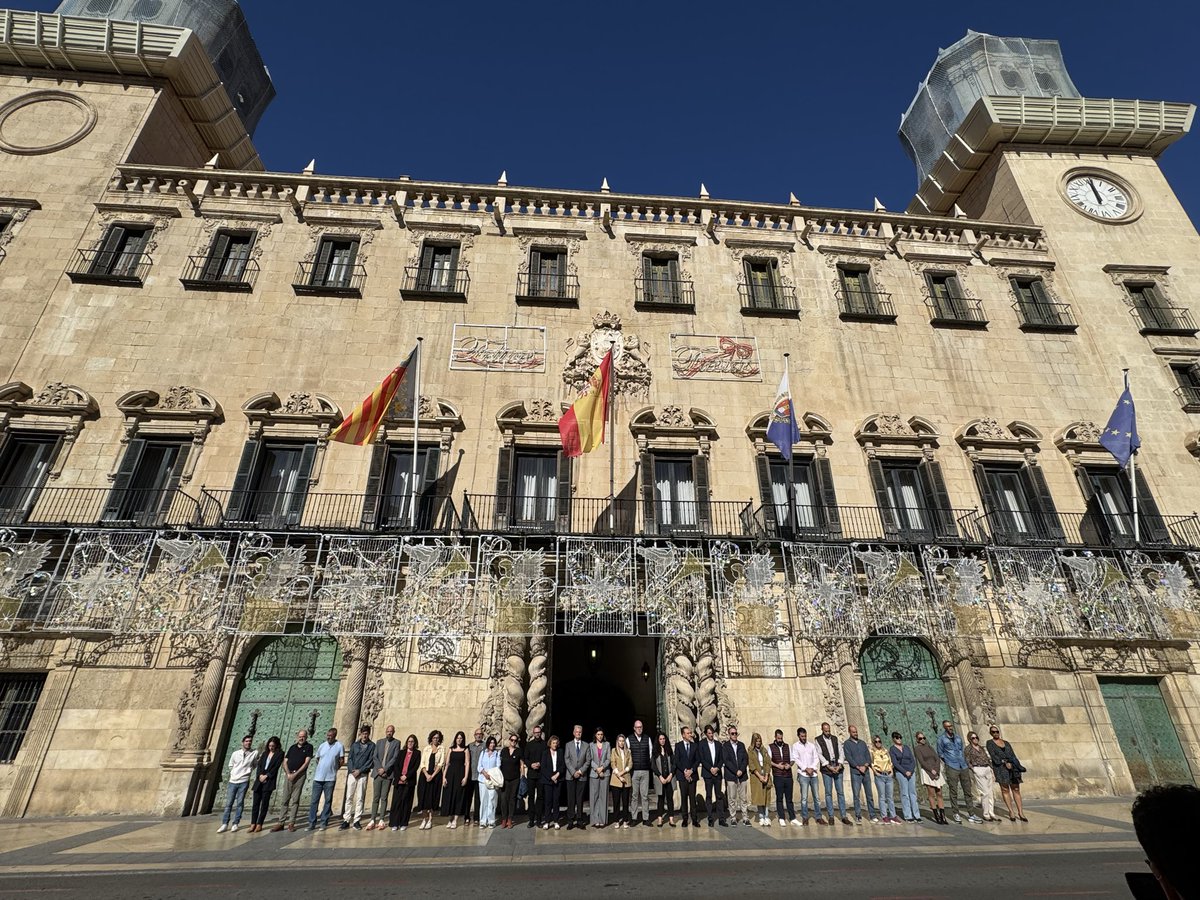 Condenamos rotundamente el asesinato machista de Cristina en #Alicante 

No hay palabras que alivien el dolor de sus familiares y amigos, pero sí un compromiso firme: seguir luchando hasta erradicar la violencia contra las mujeres

#NiUnaMenos #StopViolenciaMachista #Alicante