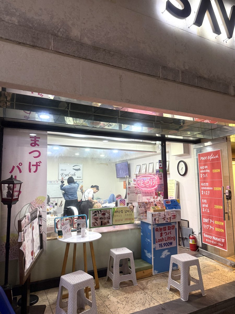 Risaxx's tweet photo. 韓国でまつ毛バチバチにあげたい人はここ！15,900w激安、３週間経過したけどヘタれる様子なし。観光客ばかりかと思いきや韓国人も多くて、ネイル（23,900w）も人気だった！SAVOYホテルの敷地内で、飛び込みで行ったけど日本語も通じた🥹（雑魚寝スタイルだけどw

📍중구 명동8나길 10 https://t.co/Yx0BCJWOxJ