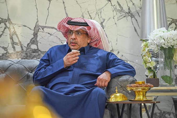 رجل يعمل بصمت وما من ازمة الا وله بصمة في حلها دون ضجيج وبهرجة ان كان في فترة رئاسته او فترة رؤساء سابقين.. ادعموه وكونوا خلفه هناك من يحاول وبمساعدة بعض الأيادي الخفية زعزعة الفريق لا تكونوا عليه كونوا معه وبصفة وخلفه من اجل #الجبلين من اجل الكيان نوحد الصف وننسى ما فات.. 🤎👋🏼