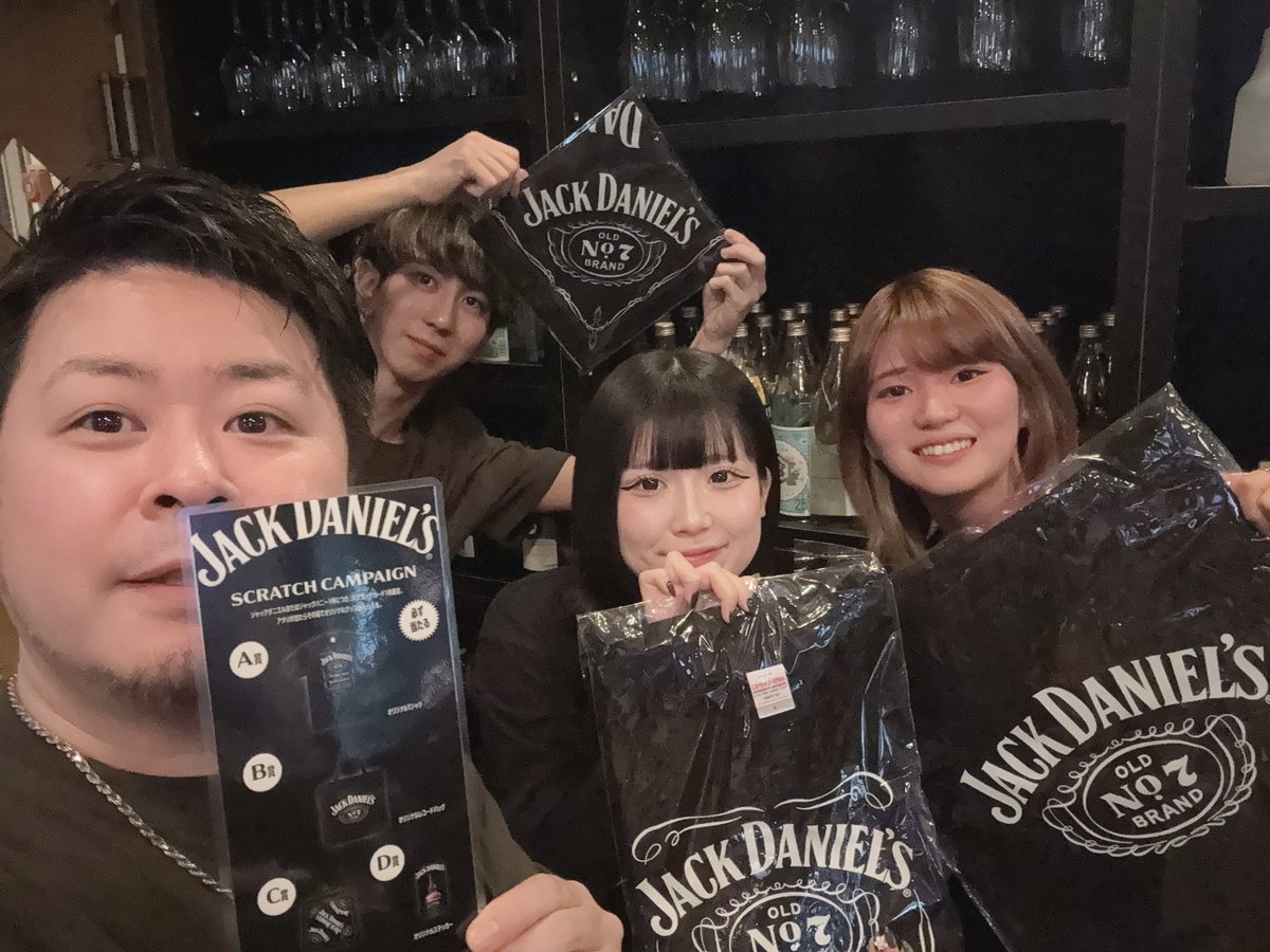 池袋店でも本日からジャックダニエルキャンペーンくじスタートしますよー😊‼️
ジャックダニエルブラックorハニー1杯ご注文でくじ1枚引けます🎁

A賞は根強い人気のTシャツ✨
個人的にはB賞のレコードバックがイチオシです😆‼️
是非当ててくださーい👍

今日はここあがダーツの練習しにきてますよー🎯