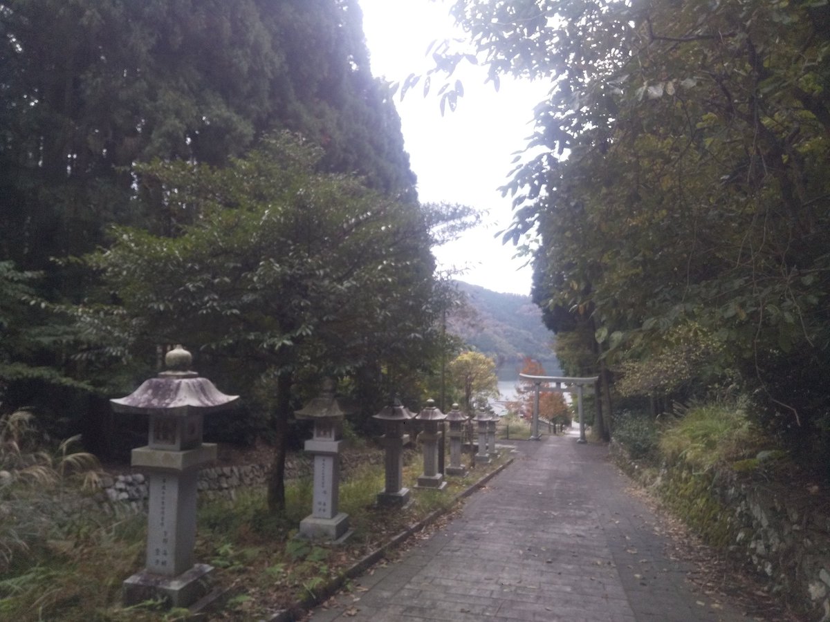こちらの神社は聖域につき土足禁止。そのためスリッパが貸し出されている
ちょっと不思議な感じがしたし、こうして残っている習俗を体験するのはなんだか楽しい