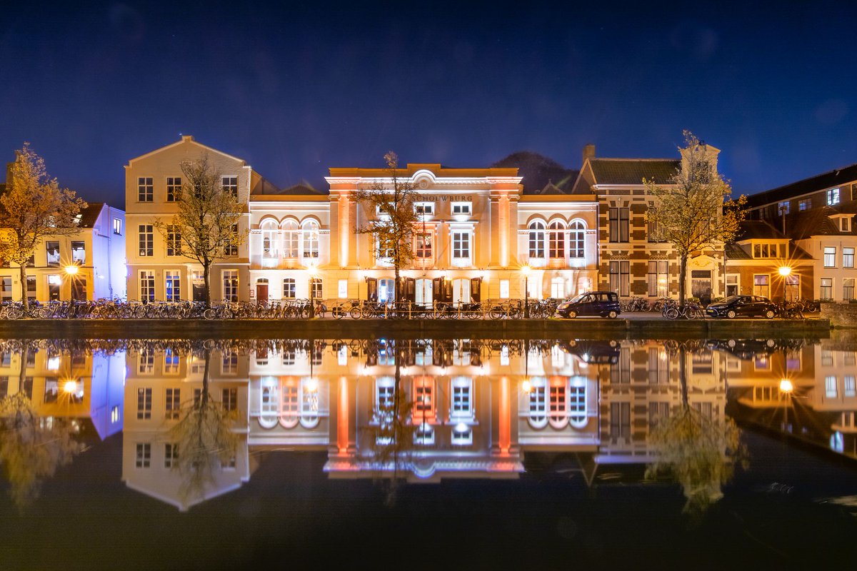 Beetje zelfreflectie met de stadsschouwburg van #Leiden

(c)2021-today Martijn van der Nat