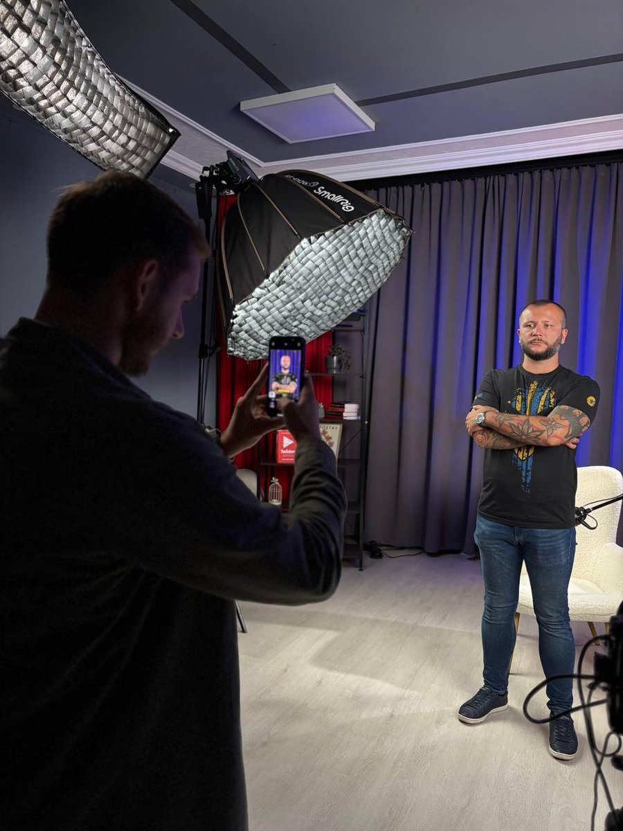 poltavazmist's tweet image. Сфотографували як @kztsky  фотографує зіркового твіттерського інтерв&apos;юера @vsheredeha