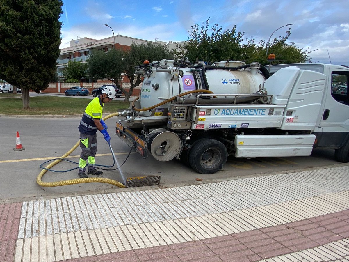 💧A Cubelles estem duent a terme la neteja d'embornals i reixes, com a part de les actuacions de millora del clavegueram destinades a adaptar la xarxa de sanejament del municipi als riscos climàtics.