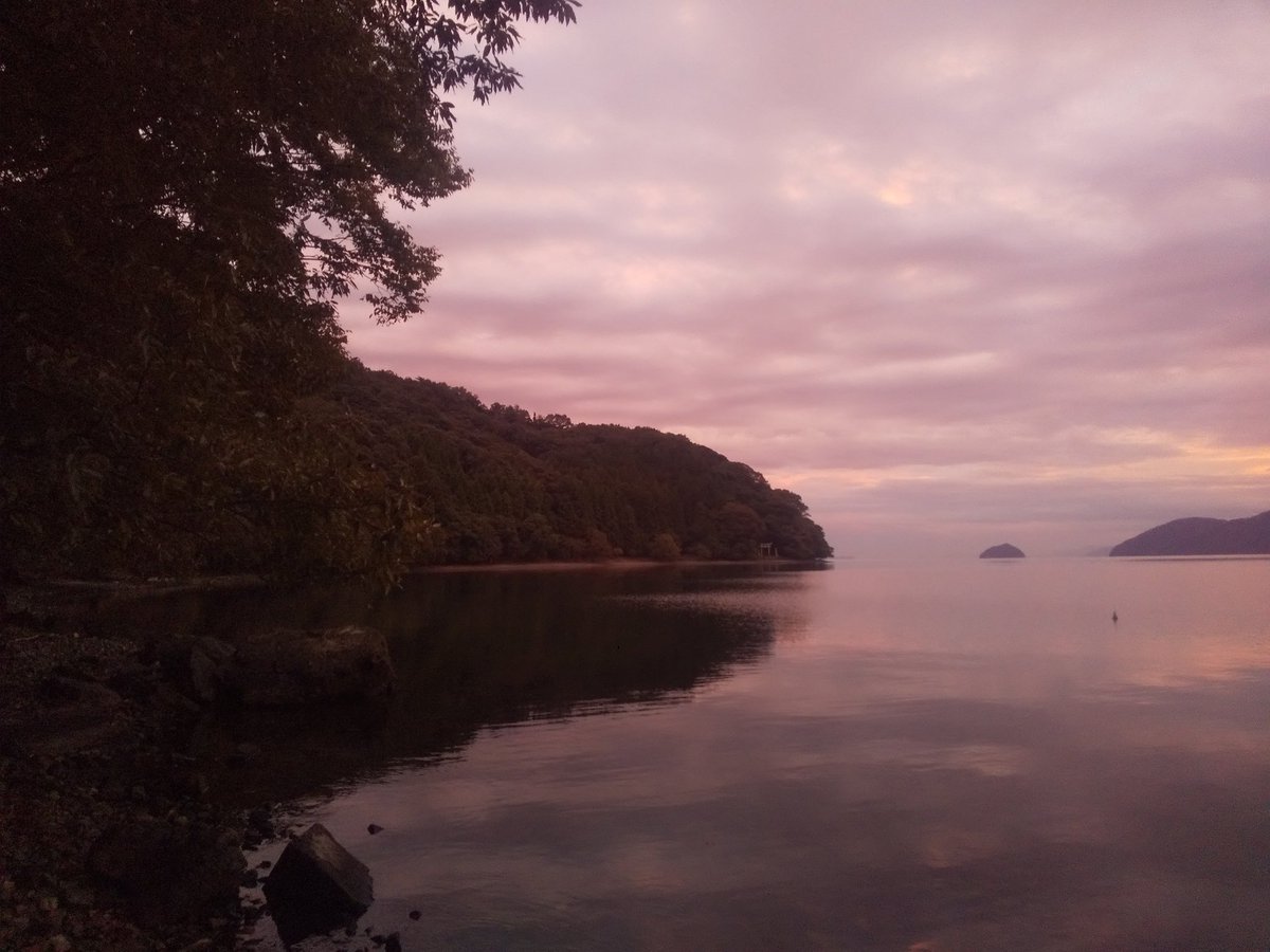 日没時間を過ぎたあたりのいわゆるマジックアワーにつき
ゴリゴリ空と湖の色が変わっていく中を急いで進んだ
