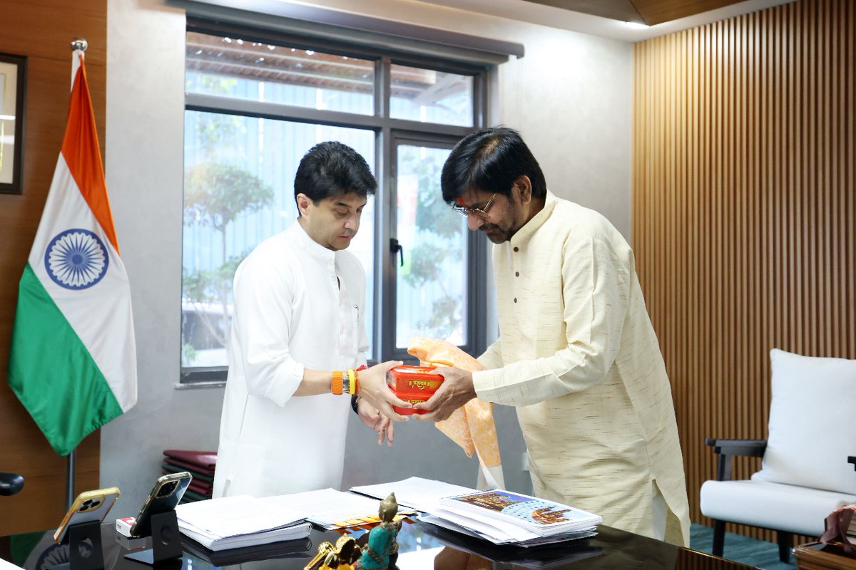 केंद्रीय मंत्री श्री <a href="/JM_Scindia/">Jyotiraditya M. Scindia</a> जी से उज्जैन से पूर्व विधायक श्री राजेंद्र भारती जी ने पूर्वोत्तर क्षेत्र विकास मंत्रालय, नई दिल्ली में सौजन्य भेंट की।